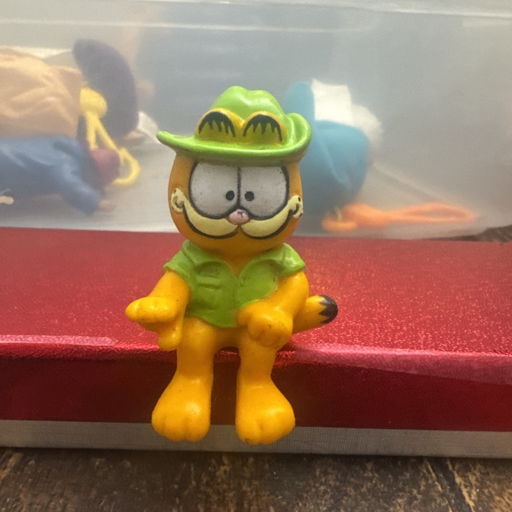 Vintage 1981 Garfield Green Hat Shirt Safari Sitting Down PVC Mini Figurine